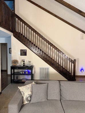 Una televisión, una chimenea