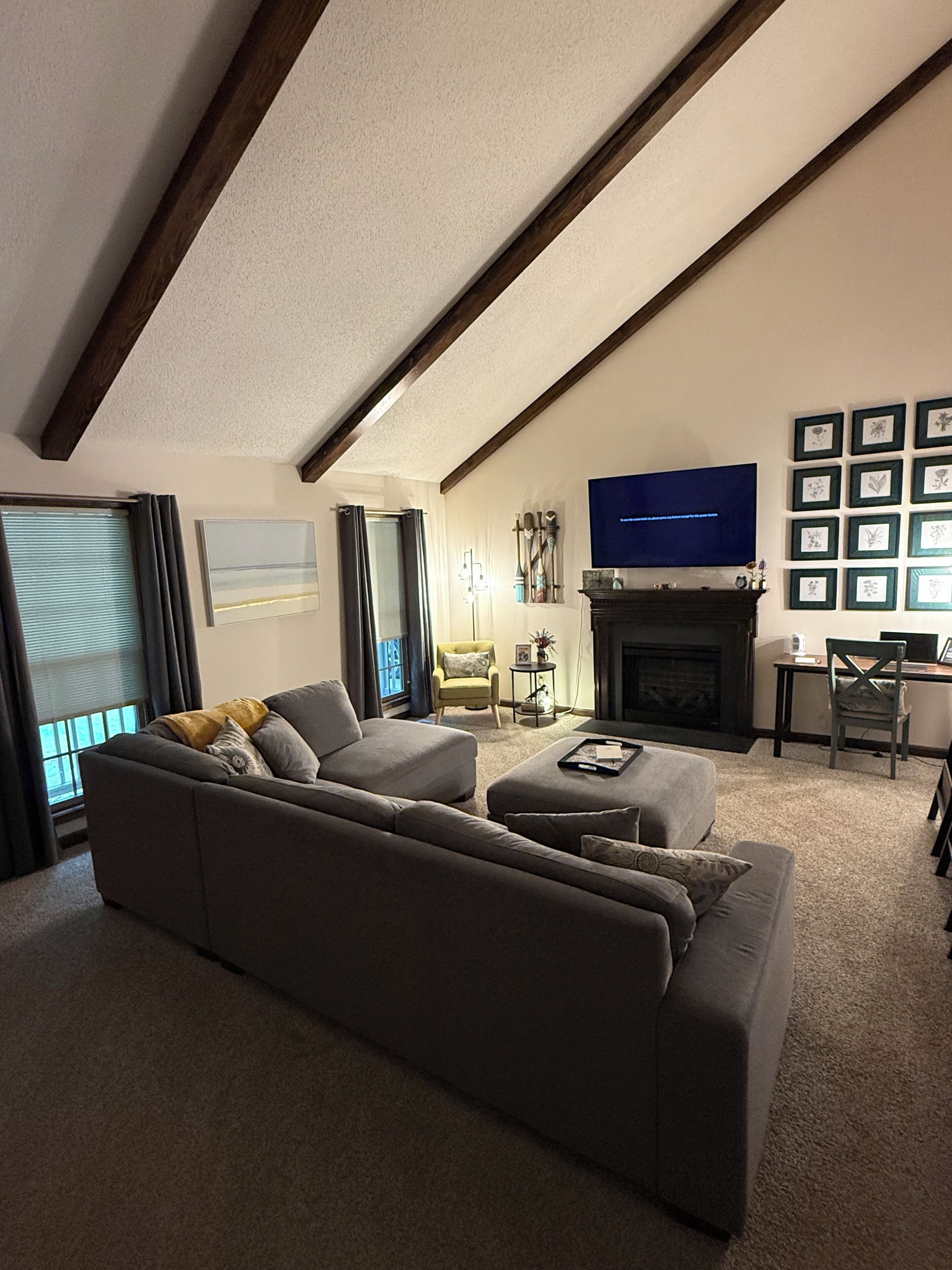 Televisión y chimenea 