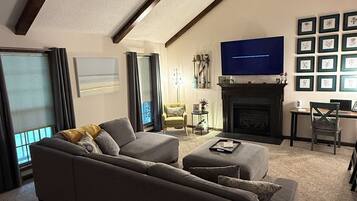 Een televisie en een open haard