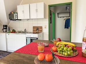 Geladeira, micro-ondas, fogão, talheres/pratos/utensílios de cozinha