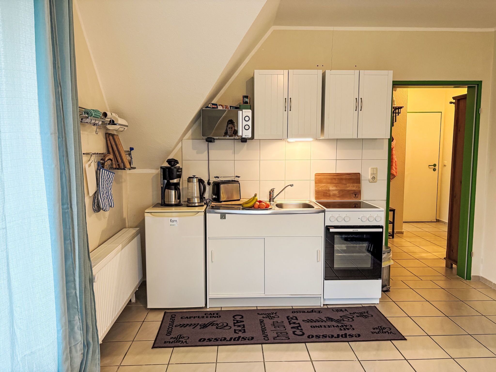 Kühlschrank, Mikrowelle, Ofen, Kochgeschirr/Geschirr/Besteck