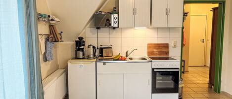 Kühlschrank, Mikrowelle, Ofen, Kochgeschirr/Geschirr/Besteck