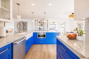 雪櫃、微波爐、焗爐、洗碗機