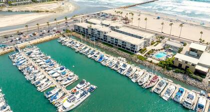 New: Luxury Beachfront Penthouse, Many Ocean Views, Steps 2 beach and harbor, Marina del Mar 402A