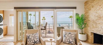New: Luxury Beachfront Penthouse, Many Ocean Views, Steps 2 beach and harbor, Marina del Mar 402A