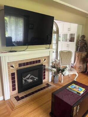 TV, fireplace