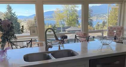 4-bedroom house in peaceful Burnaby with HOTTUB OCEANVIEW and AC Near Skytrain