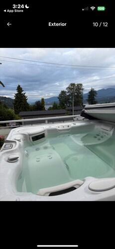 4-bedroom house in peaceful Burnaby with HOTTUB OCEANVIEW and AC Near Skytrain