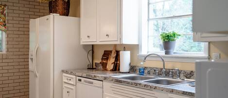 Jääkaappi, mikroaaltouuni, uuni, liesi