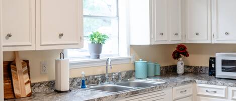 KĂŒhlschrank, Mikrowelle, Ofen, Herdplatte