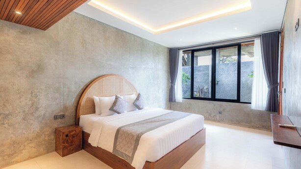 Un dormitorio moderno con una cama de madera, una mesita de noche pequeña y un ventanal con cortinas.