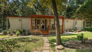 Exterior - GG’s Peaceful Place!
Clean, newly remodeled modern farmhouse getaway in Athens . (Athens)