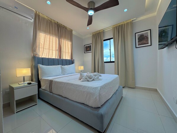 3 habitaciones, tabla de planchar con plancha, internet y ropa de cama 