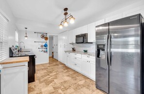 Kjøleskap, mikrobølgeovn, ovn og kokeplater