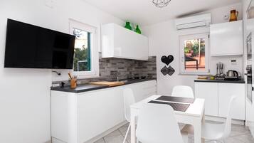 Frigorifero, microonde, forno, piano cottura