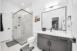 Dusj, håndklær, såpe og toalettpapir