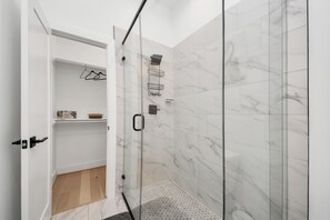 Dusche, Handtücher, Seife, Toilettenpapier
