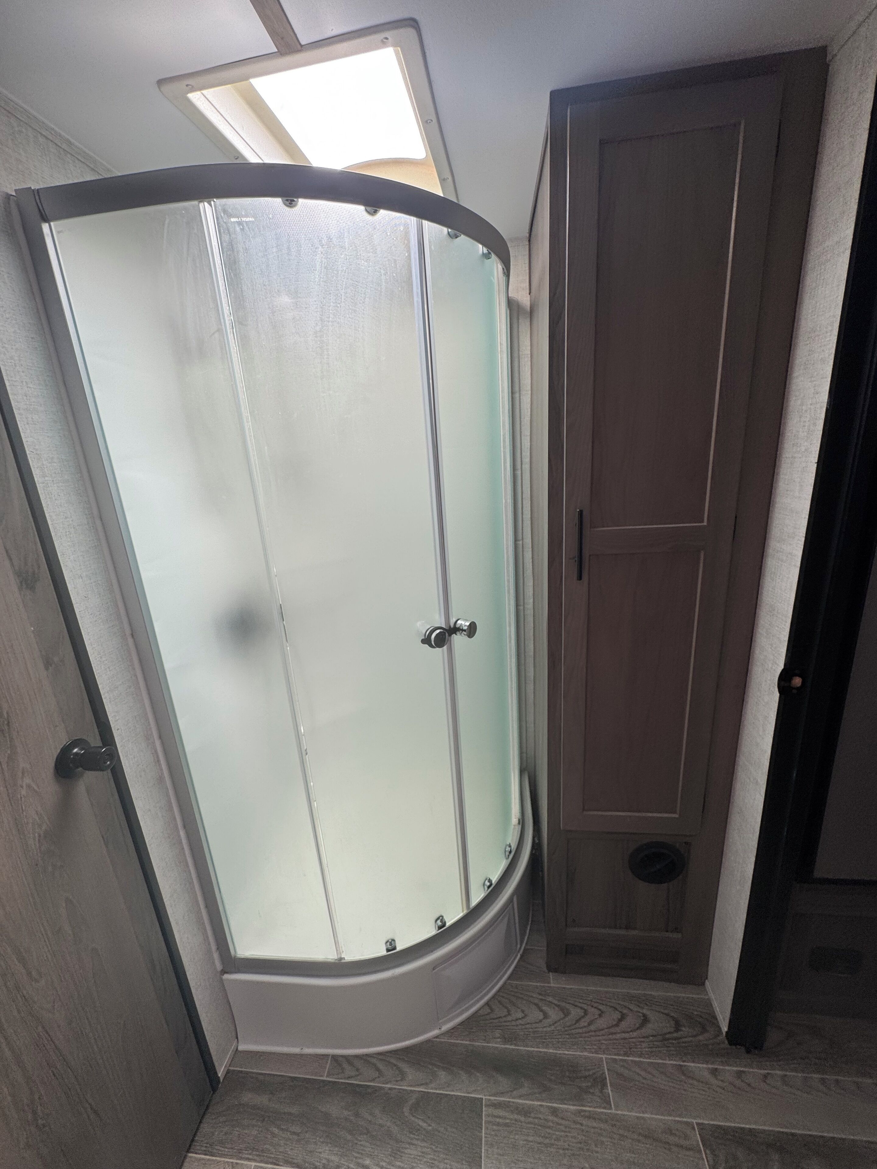 Suihku, pyyhkeet, vessapaperi