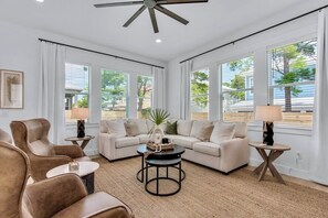 Smart-TV, Videospiele, Tischfußball, Stereoanlage