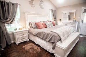 5 bedrooms, iron/ironing board, WiFi, bed sheets - Spacious luxury home in Irving- perfect for groups, families, and Texas getaways (Irving)