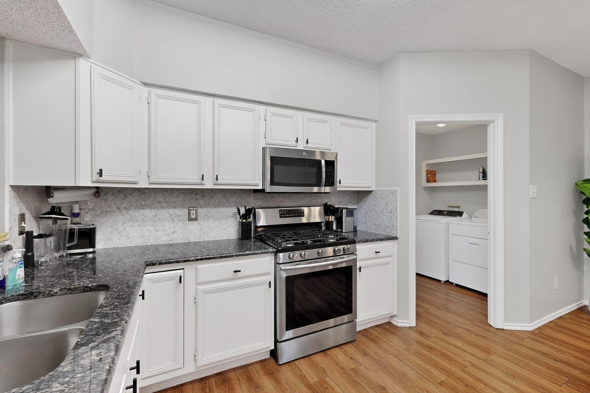 Microonde, forno, piano cottura, lavastoviglie