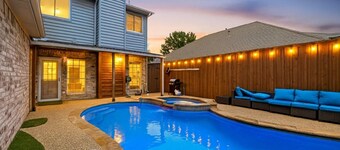 Newly updated 5BR/2.5BA w/pool sleep 16 ppl