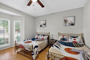 5 bedrooms, iron/ironing board, Internet, bed sheets