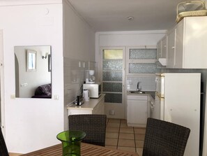 Fridge, microwave, oven, coffee/tea maker