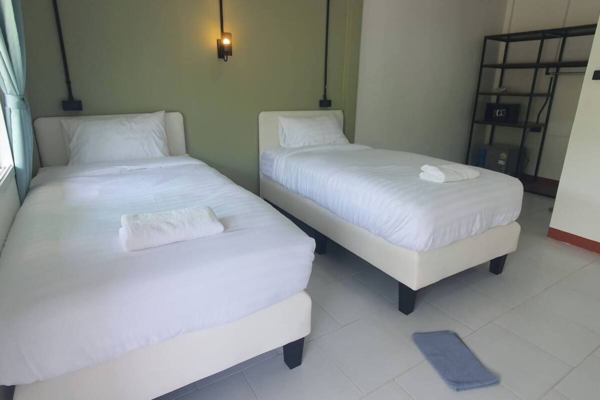 ห้องสแตนดาร์ดทวิน, ระเบียง, วิวภูเขา | ห้องน้ำ | ฝักบัว, ผ้าเช็ดตัว, สบู่, ยาสระผม