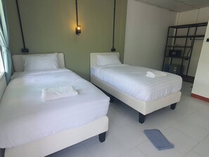 Standaard Twin kamer, balkon, uitzicht op bergen | Badkamer | Een douche, handdoeken, zeep, shampoo