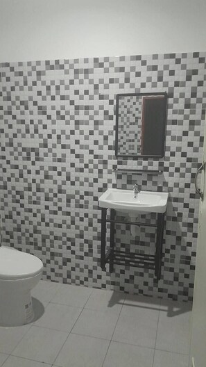 Shower, towels, soap, shampoo - Baan Suan Palm Lanta Long Beach (Krabi)