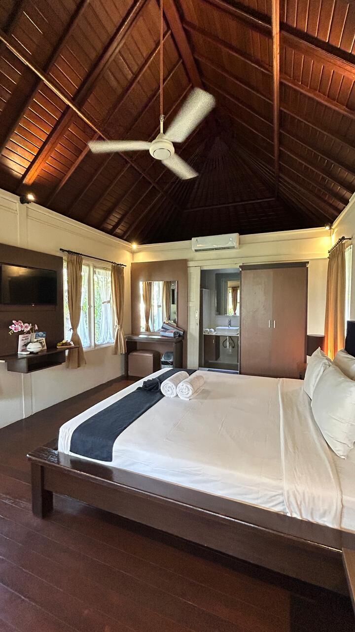 In-room safe, desk, free WiFi