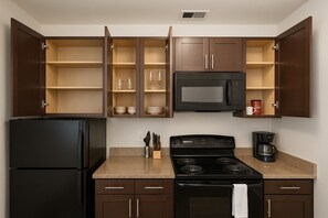 Een koelkast, een magnetron, een oven, een kookplaat