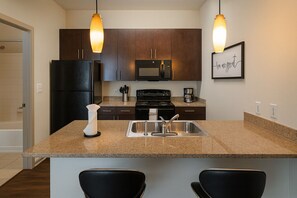 雪櫃、微波爐、焗爐、爐具