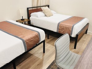 3 عدّة غرف نوم ومكواة/لوح كي وواي فاي وملاءات أسرّة