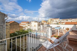 Duplex superior, vista parcial para o mar | Terraço/pátio