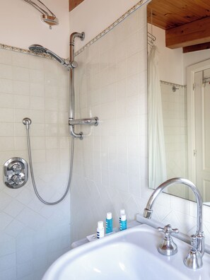 Superior-Maisonette, eingeschränkter Meerblick | Badezimmer | Dusche, Haartrockner, Handtücher, Seife