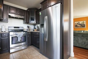 Private kitchen - Cozy and Spacious 5 bedrooms House at Duplex (Vernon)