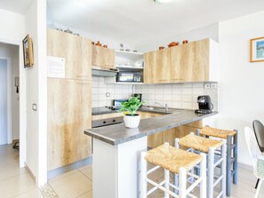Kühlschrank, Mikrowelle, Ofen, Kochgeschirr/Geschirr/Besteck