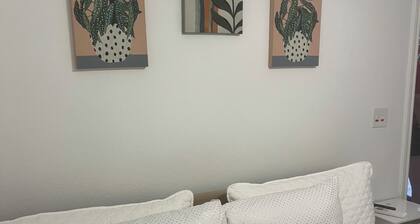 Quiet & Modern Charming 2-bedroom apartment in Gatesville with AC