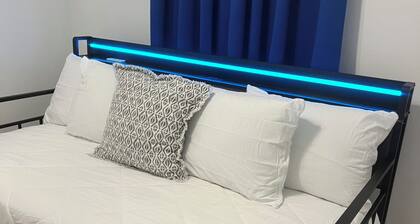 Quiet & Modern Charming 2-bedroom apartment in Gatesville with AC