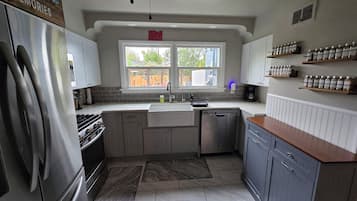 Microondas, horno, placa de cocina, lavavajillas