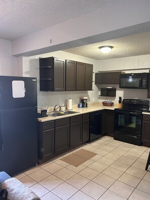 Mikrobølgeovn, ovn, kokeplater og oppvaskmaskin