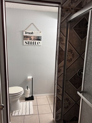 Toalhas de banho, sabonete, papel higiênico 