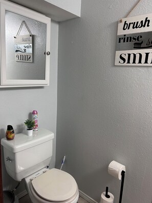 Håndklær, såpe og toalettpapir