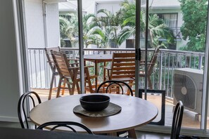 تناول الطعام بالخارج