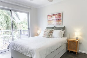 2 عدّة غرف نوم ومكواة/لوح كي وخدمة الإنترنت وملاءات أسرّة