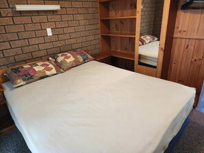 1 habitación, escritorio, tabla de planchar con plancha y wifi gratis