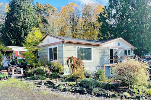 Stay on a Goat Farm in a cozy 1-bedroom apt at the Olympic Peninsula gateway!