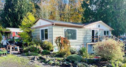 Stay on a Goat Farm in a cozy 1-bedroom apt at the Olympic Peninsula gateway!
